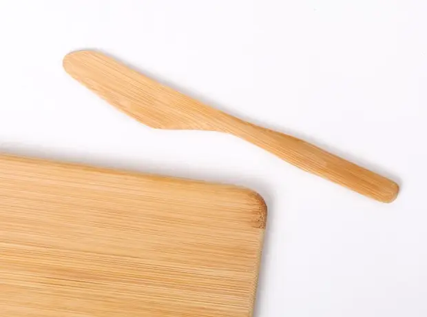Utensili e barattoli in bambù e vetro per la cucina
