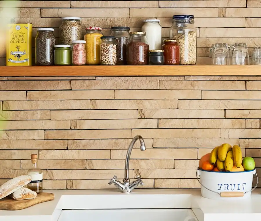 Bancone di cucina con barattoli, spezie sfuse e oggetti naturali